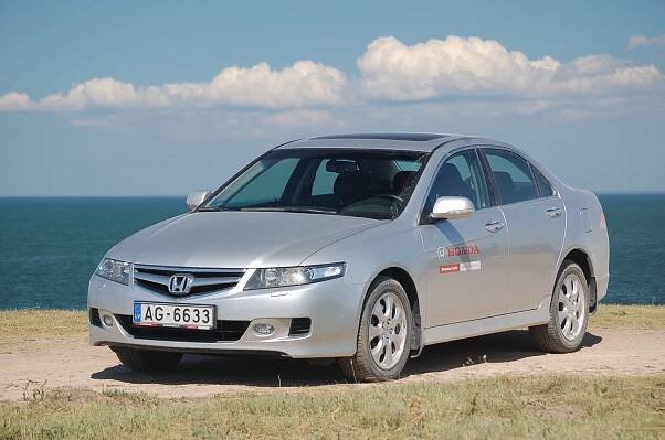 Súbor:Honda Accord sedan 2006 (8443695711).jpg