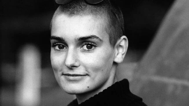 Zemřela slavná zpěvačka Sinéad O'Connorová. Svým nesmrtelným hitem ovládla světové hitparády