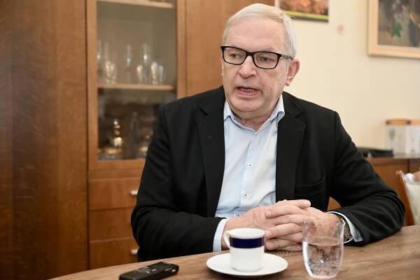 Senátor Smoljak: Je normální, že jsou politici se zpravodajstvím ČT nespokojeni