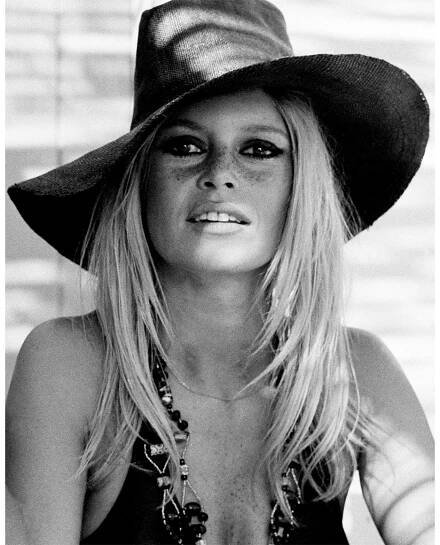 Wide brim hat