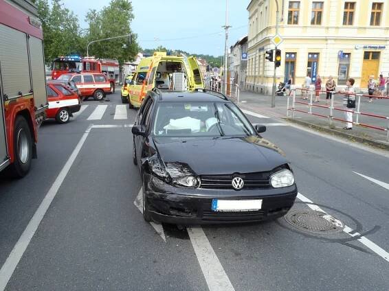 Řidič kýchl a naboural do auta před sebou, dvě ženy se zranily