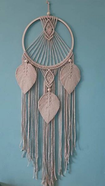 Závěsná macramé dekorace kruh s pírky 1 - Alamade MACRAMÉ