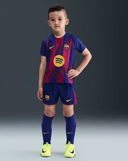 Replika domácí fotbalové trojdílné soupravy Nike FC Barcelona Stadium 2025/26 pro malé děti - Deep Royal Blue/Deep Royal Blue/Noble Red/Midwest Gold
