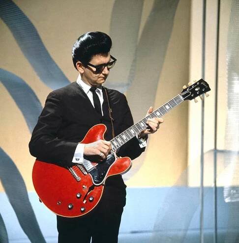 Roy Orbison Memainkan Poster Gitar Merah Wallpaper