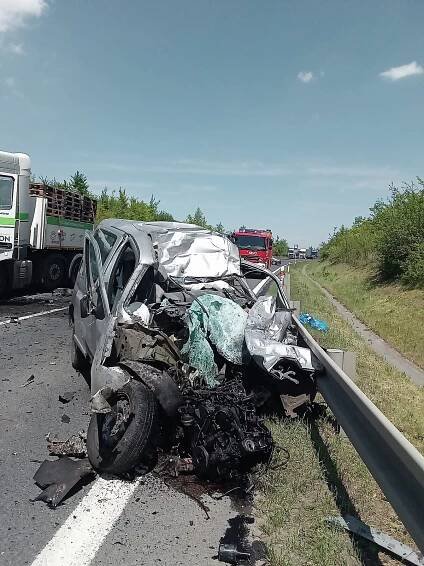 Řidič přejel do protisměru a čelně se srazil s náklaďákem. Nehodu nepřežil