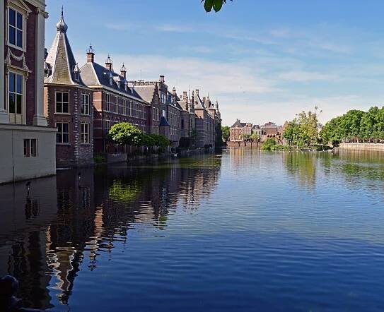 Blick auf den Binnenhof in Den Haag vom Hofvijver in der Niederlande