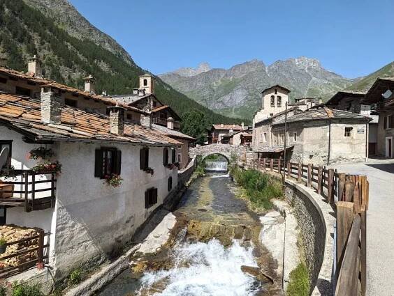 Chianale - Malerisches Steindorf in den Cottischen Alpen