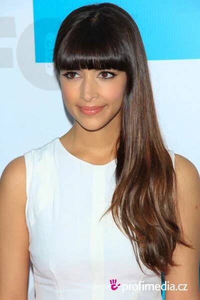 Hannah Simone - celebrity účes - HappyHair