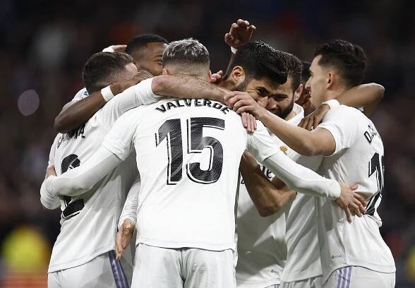 Fotbalisté Realu Madrid rozstříleli Elche a na Barcelonu ztrácejí osm bodů