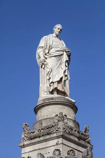 Statue of Alessandro Volta | Explore Lake Como