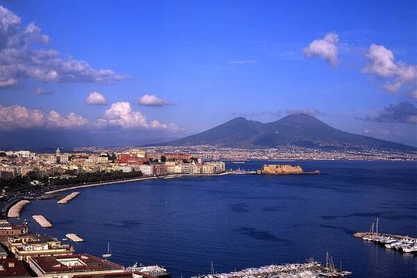 Image of Mount Vesuvius and the city of Naples Italy