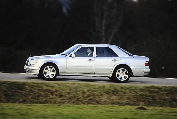 Jeden z nejlepších mercedesů všech dob? Před více než 35 lety přišel W124 se spoustou pokrokových řešení a svým často majitelům slouží dodnes