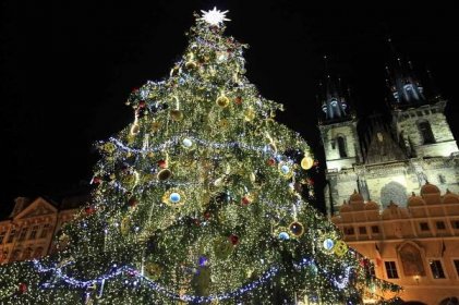 Vánoční strom na Staroměstském náměstí rozsvítila Libuška Šafránková