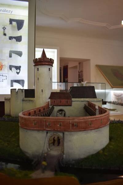 Přírůstky do sbírek - Model branského systému Šindelářské věže - Městské muzeum Dvůr Králové nad Labem