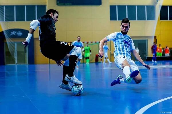 Tomáš Vnuk (vpravo). Liga mistrů Interobal Plzeň - Barcelona, 4. 12. 2021.