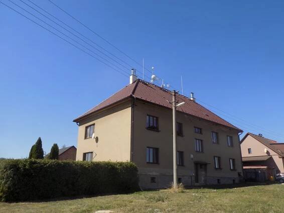 Výměna střešní krytiny Bramac, bytový dům Velký Třebešov