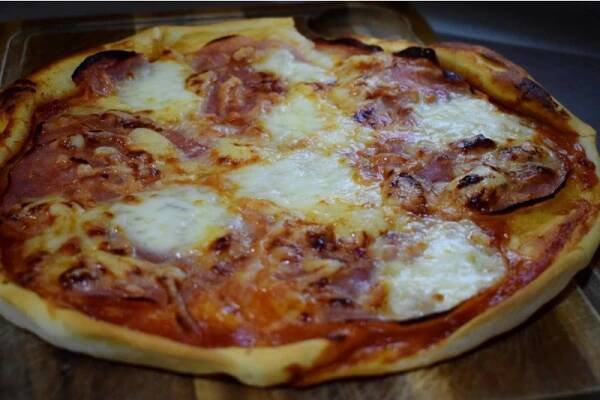 Domácí šunková pizza