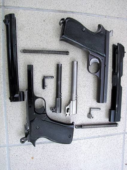 SIG Sauer P210 - SIG P210, na foto vpravo, vľavo MLe 1935-A S.A.C.M.