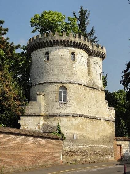 Soubor:Beauvais (60), tour de l'enceinte de l'abbaye Saint-Lucien, rue Saint-Lucien.JPG