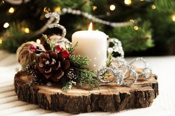 Půvabný vánoční svícen si vyrobíte za pár minut: je ozdobou štědrovečerního stolu, adventní věnec na něj nepatří