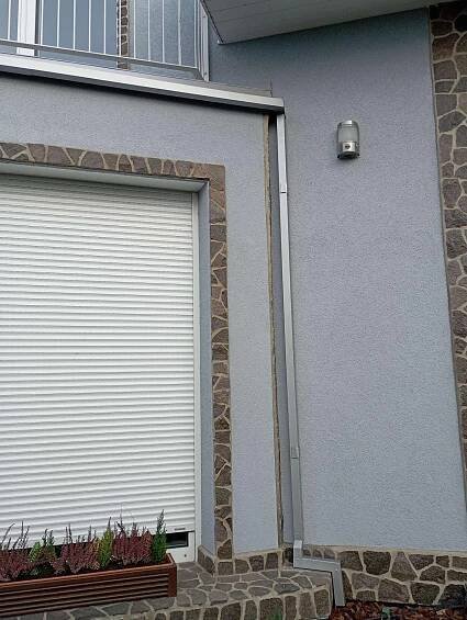 K louži 436, Zdiby - oprava žlabu a oplechování balkonu, montáž oplechování hlavy plotu