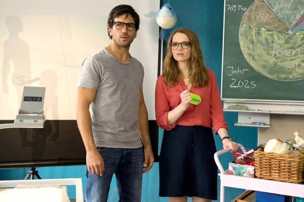 Karoline Herfurth and Elyas M'Barek in Fakjů pane učiteli 2 (2015)