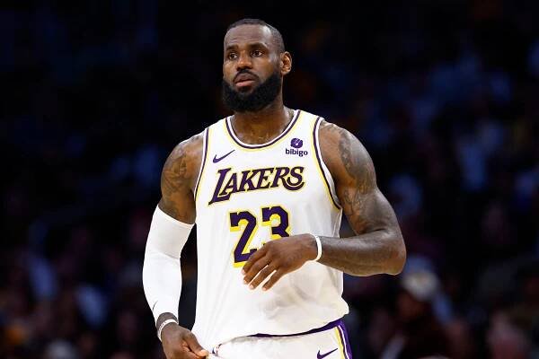 LeBron James si znovu plácl s Lakers, v Los Angeles by si mohl zahrát se synem Bronnym