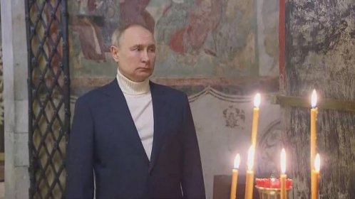 Osamocený a sklíčený. Putin sledoval vánoční bohoslužbu v prázdné katedrále