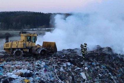 Na Písecku od rána hoří skládka odpadu, zasahují profesionální i dobrovolní hasiči