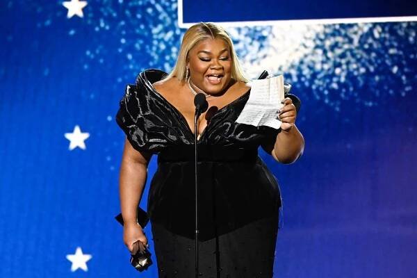Da'Vine Joy Randolph accepts the Best Supporting Actress Award for 