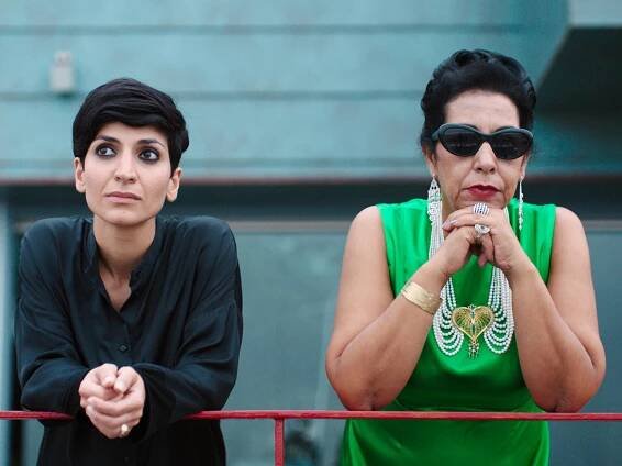 Traumsequenz: Mitra (Neda Rahmanian) steht mit Oum Kulthum (Najia Skalli) am Geländer und schaut auf das Meer ©RazorFilm 