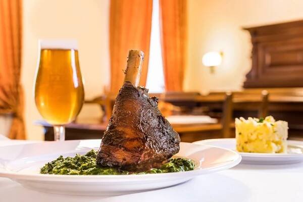 Naše jídlo a pivo Harrach | Hotel, pivovar, restaurace - Jelínkova vila, Velké Meziříčí