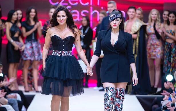 Anna Tejklová (vlevo) se sestrou Michaelou. 
