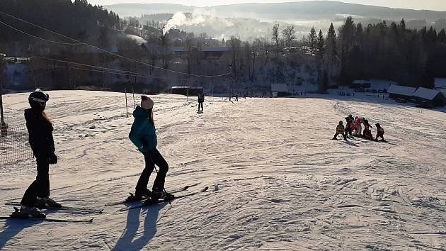 Velká lyžařská střediska v Jizerkách fungují, menší bojují o každý den