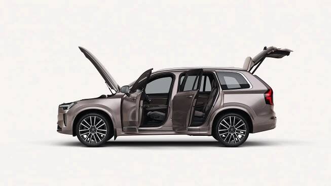 Pohled zboku na Volvo XC90 s otevřenou kapotou, dveřmi a zavazadlovým prostorem v bílém prostředí studia.