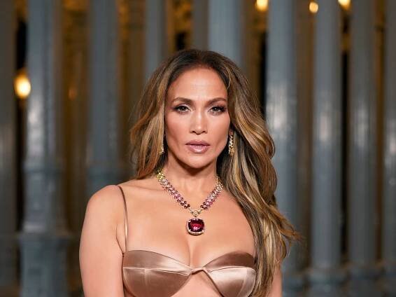 Jennifer Lopez Proves the Curtain-Bang Bun Is the Perfect Thanksgiving Hair Combo