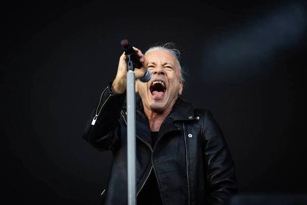 První nahrávkou zpěváka Bruce Dickinsona s Iron Maiden bylo album The Number of the Beast v roce 1982.