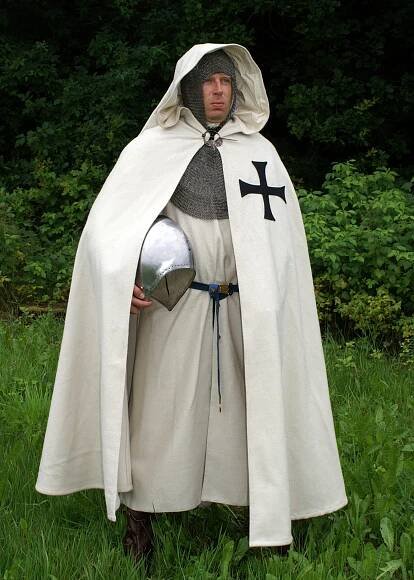 Teutonský plášť, bílý s černým křížem
