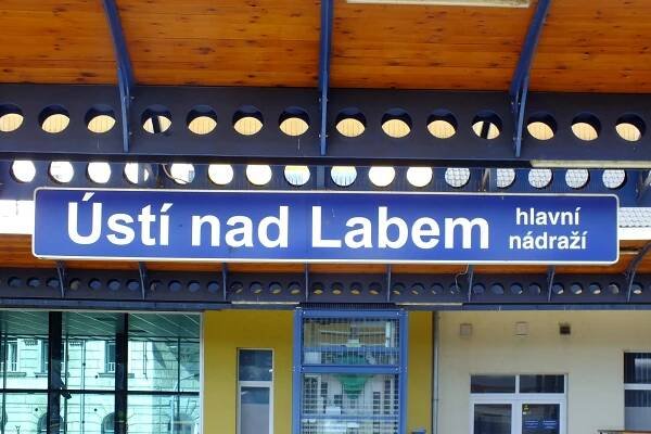 Soubor:Ústí nad Labem hlavní nádraží, Staniční nápis.jpg