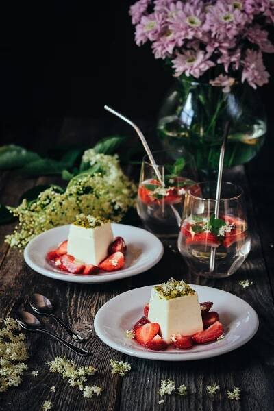Bazová panna cotta s jahodami - recept od Coolinári | food blog
