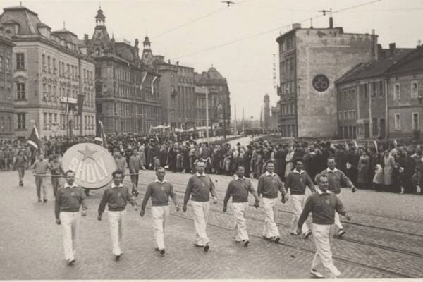 Květen v historii Olomouce: komunistické prvomájové průvody i tradiční májové pobožnosti