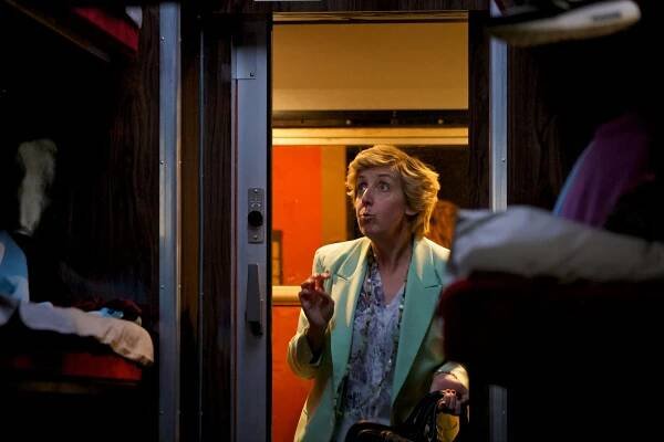 V čísle 9 - La Couchette - Promo - Julie Hesmondhalgh
