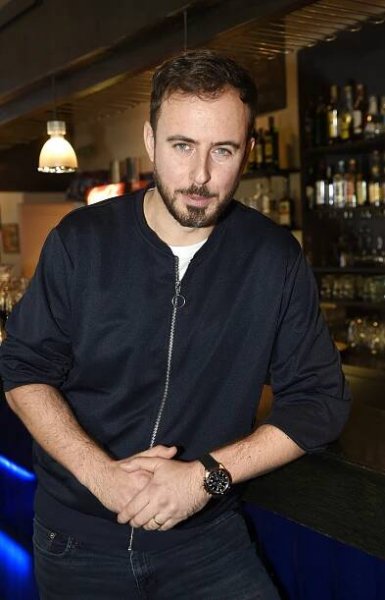 Hrabě má velkorysou ženu. Manželka ho dobrovolně posílá tulit se k jiné