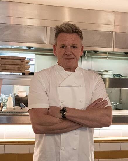 Gordon Ramsay vyjel do ulic s ferrari za 94 milionů korun. Fanouškům dovolil nahlédnout i nastartovat