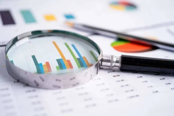 lupa na grafech papíru. finanční rozvoj, bankovní účet, statistika, investiční analytická výzkumná datová ekonomika, burzovní obchodování, koncept setkání obchodních kanceláří. - peru market - stock snímky, obrázky a fotky