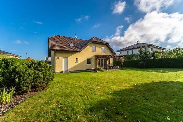 PRODÁNO 2/2025. Prodej krásného domu 6+kk o ploše 222 m2, pozemek 776 m2, Praha Koloděje | I.P.R. Real Estate nemovitosti