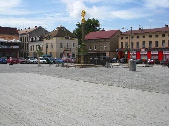 Hronov má nové náměstí, tamní obchodníci přišli o peníze