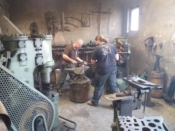Kováři Olomouckého Kraje - Uskutečněná akce | Dokovná stojanu na kola spojená s předvánočním uzením u Stawaritschů
