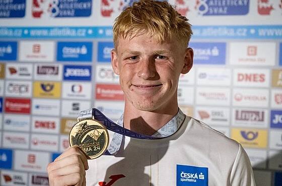 Vítězný desetibojař Tomas Järvinen pózuje se zlatou medailí po návratu z...