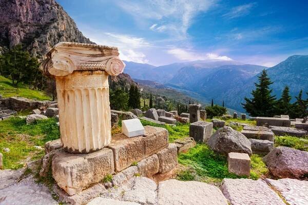 Stáhnout - Starověký řecký sloupec v delphi, Řecko — Stock obrázek